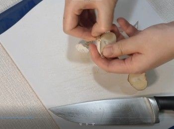 step5: 蒜對半切開，去皮，切去蒂部
蒜切片
蒜切碎