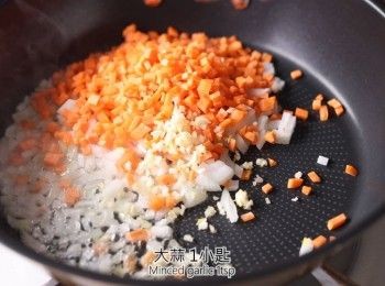 step1: 首先熱油鍋，將洋蔥、大蒜、紅蘿蔔下鍋炒香。