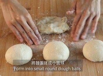 step16: 將麵團搓成小圓球
如果感覺麵團粘手，可以在指尖加點麵粉
