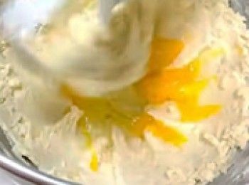 step4: <span class="group_1">菠蘿包酥皮</span>加入雞蛋至完全吸收