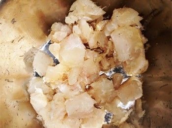 step4: 魚柳吸乾水分，切小粒