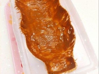 step5: 最後，塗上第2層黑朱古力溶液（52 g），再放進雪櫃冷藏至凝固，備用