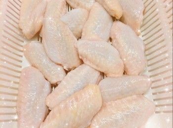 step1: <a href="https://bit.ly/3zHU5V3" target="_blank" data-keyword="雞翼" class="guide-link"><strong>雞翼</strong></a> <span style="display:inline-block;vertical-align:middle;margin-top:-3px;color:initial;border-radius:3px;padding:2px 3px;font-size:12px;line-height:14px;background:#87d300;color:#fff;">即買</span> 解凍，洗淨