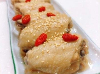 step7: 食用前從雪櫃取出，將<a href="https://bit.ly/3zHU5V3" target="_blank" data-keyword="雞翼" class="guide-link"><strong>雞翼</strong></a> <span style="display:inline-block;vertical-align:middle;margin-top:-3px;color:initial;border-radius:3px;padding:2px 3px;font-size:12px;line-height:14px;background:#87d300;color:#fff;">即買</span> 盛起，灑上適量的白芝麻和杞子作裝飾