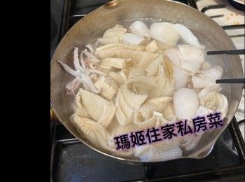 step2: 煲滾水 落1匙雞粉 連魷魚一齊氽水大約20秒