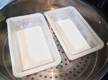 step5: 加入80-85g<span class="group_1">白色</span>漿液，中大火蒸4分鐘