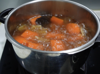 step2: 除了瘦肉外，將其他材料加入壓力鍋，加水，大火加壓至第二條壓力線，轉小火煮5分鐘，解壓後加入瘦肉，大火加壓至第二條壓力線，轉小火煮10分鐘即可