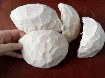 step2: 先把柚子皮削走青色和黃色的地方、走去老的筋膜。