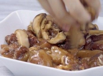 step4: 放上薑絲和冬菇絲Add shredded ginger and mushroom on chicken.