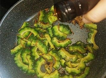 step9: 灒入紹興酒，炒勻