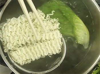 step6: 另外煲滾水，灼熟麵及菜，放碗中