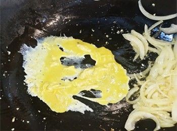 step7: 鑊邊加入蛋液炒散