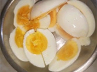 step4: 雞蛋清水烚熟，沖凍水冷卻，剥殼，切4份