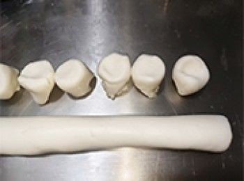 step12: 用手搓成長棒形，分成每個40g小麵糰