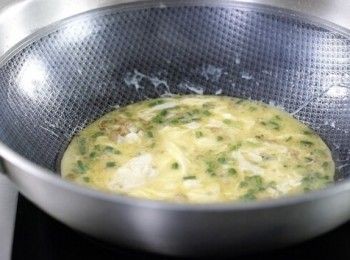 step5: 熄火，放入雞蛋，開小火，炒30秒。Off the heat, put egg into the pan, then turn to low heat, stir fry 30 second.