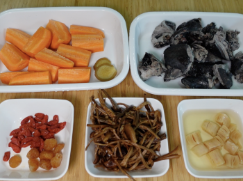step1: 瑤柱碎用水洗2次，用水浸軟，保留浸瑤柱的水；茶樹菇剪根部，沖洗1-2次，浸泡15-20分鐘至軟身，清洗至無泥沙；桂圓肉和杞子清洗1-2次備用；烏雞（竹絲雞)汆水，洗乾淨；甘筍洗乾淨，削皮，切塊