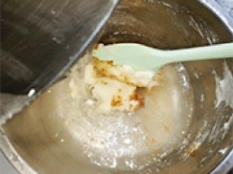 step22: 清水煮滾，調味料拌勻，倒入調味料中拌勻