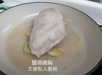 step1: ：解凍後，一盤水加兩茶匙鹽浸泡15-30分鐘，沖洗一下<a href="https://bit.ly/3EZL8dD" target="_blank" data-keyword="雞胸" class="guide-link"><strong>雞胸</strong></a> <span style="display:inline-block;vertical-align:middle;margin-top:-3px;color:initial;border-radius:3px;padding:2px 3px;font-size:12px;line-height:14px;background:#87d300;color:#fff;">即買</span> ，印乾水，<a href="https://bit.ly/3EZL8dD" target="_blank" data-keyword="雞胸" class="guide-link"><strong>雞胸</strong></a> <span style="display:inline-block;vertical-align:middle;margin-top:-3px;color:initial;border-radius:3px;padding:2px 3px;font-size:12px;line-height:14px;background:#87d300;color:#fff;">即買</span> 底部微微介開較厚位置，再加入調味醃半小時，鑄鐵鍋中鋪上薑，亦可加入蔥白段或乾蔥片，蓋蓋後加熱，感到蓋面夠熱身先打開蓋，放入<a href="https://bit.ly/3EZL8dD" target="_blank" data-keyword="雞胸" class="guide-link"><strong>雞胸</strong></a> <span style="display:inline-block;vertical-align:middle;margin-top:-3px;color:initial;border-radius:3px;padding:2px 3px;font-size:12px;line-height:14px;background:#87d300;color:#fff;">即買</span> ，加入兩湯匙水，蓋蓋火力電磁爐5度煮6分鐘，焗6分鐘，（明火可以選擇中細火至中火）