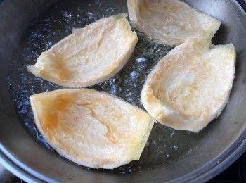 step3: 把柚子皮和水一同放進鍋，開火煮沸後多煮5分鐘，完成後沖水涼卻。