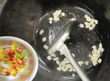 step3: 加入三色彩椒、甘筍粒