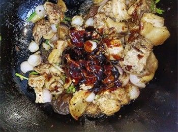 step9: 加入<span class="group_3">調味</span>，爆炒均勻