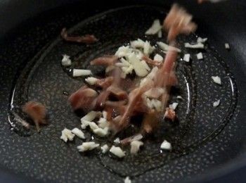 step1: 蒜頭和金華火腿切碎。椰菜花切朵。滾水加鹽糖，福花汆水2分鐘。Shred Jinhua ham. Cut cauliflower in small pieces. Put salt and sugar in boiling water. Blanch cauliflower for 2 minutes.