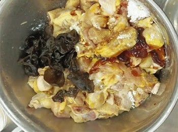 step3: 加入薑絲、蒜蓉、陳皮絲、木耳及所有<span class="group_2">調味料</span>拌勻