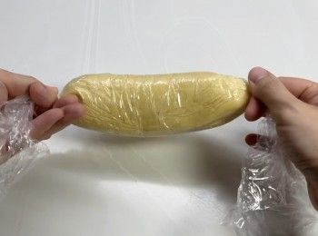 step5: 將牛油麵團用保鮮紙包起，放入雪櫃雪一小時至硬身。