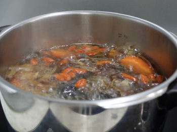 step3: 如果用一般鍋，大火煲滾轉小火煲1小時，加烏雞再煲1小時，最後5-10分鐘加入杞子