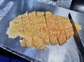 step7: 把柚子皮切成條狀或塊狀。