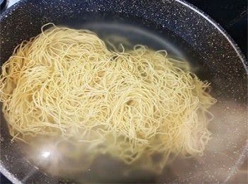 step2: 煲滾水，加入麵餅