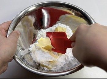 step1: 將無鹽牛油（室溫回軟）與糖粉以膠刮混和，再用攪拌機攪至淺黃色。