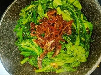 step3: 加入油麥菜炒軟，加入鯪魚及糖，生粉水埋芡即可