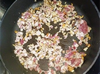 step7: 加入豬肉、冬菇炒香