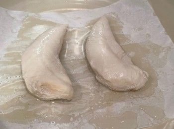 step6: 用雞柳都可以，連烘焙紙加熱，蓋感覺熱放入雞柳，加入兩湯匙水，蓋蓋蒸焗4分鐘焗4分鐘，完成。
