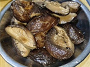 step13: 冬菇去蒂切成件，加薑蔥蒸20分鐘