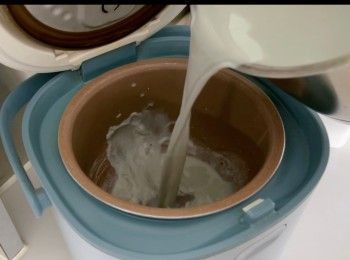 step4: 將煮好的豆漿從高處撞入電飯煲內（已預先在底部倒入熟石膏粉漿）