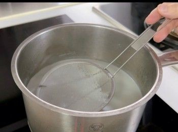 step3: 期間如出現結塊可用篩隔走。