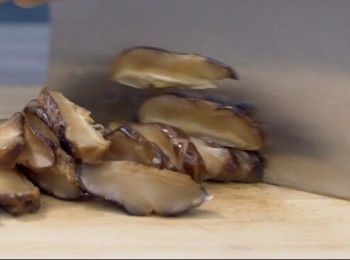 step2: 去蒂及切幼絲Discard stems and cut into thin shred.