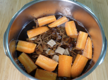 step2: 除了烏雞和杞子，將其他材料放入壓力鍋，加水煮；大火加壓至第二條壓力線，轉小火煮5分鐘，關火解壓後加入烏雞，大火加壓至第二條壓力線，轉小火煮10分鐘，關火解壓後加入杞子，大火煮5-10分鐘