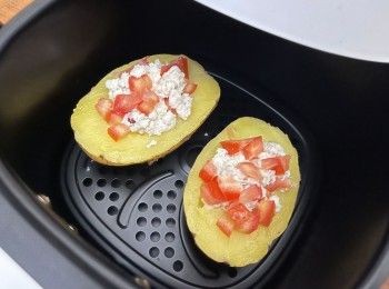 step6: 放入馬鈴薯，先氣炸3-5分鐘去除多餘水氣。