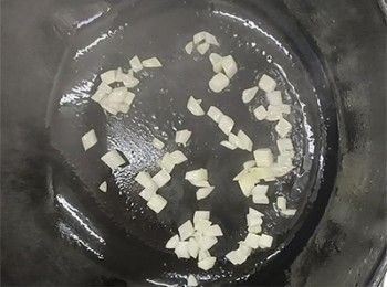 step2: 起油鑊炒香洋蔥碎