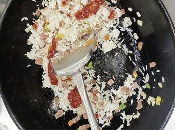 step7: 加入<span class="group_2">調味</span>，炒拌均勻