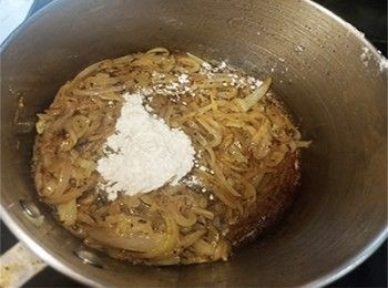 step5: 加入中筋麵粉拌炒均勻