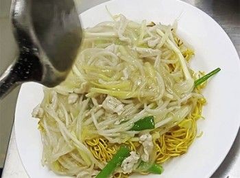 step12: 加入麻油炒勻，淋在麵上