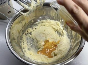 step2: 加入鹽、全蛋液、雲呢拿香油和淡奶，攪拌均勻。