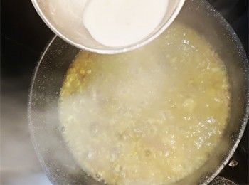 step7: 加入鹽及胡椒粉調味，加入生粉水推至緊身即可