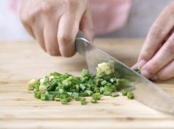 step1: 葱切粒；夜香花洗淨，用廚紙印乾。Dice spring onion. Wash night fragrant flower and wipe with kitchen paper.