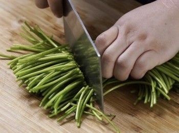 step1: 蒜頭切碎，水蓮切段。Shred garlic. Cut white water snowflakes in pieces.