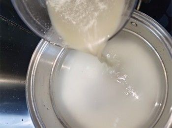 step6: 打好的皮蛋水加入煲內